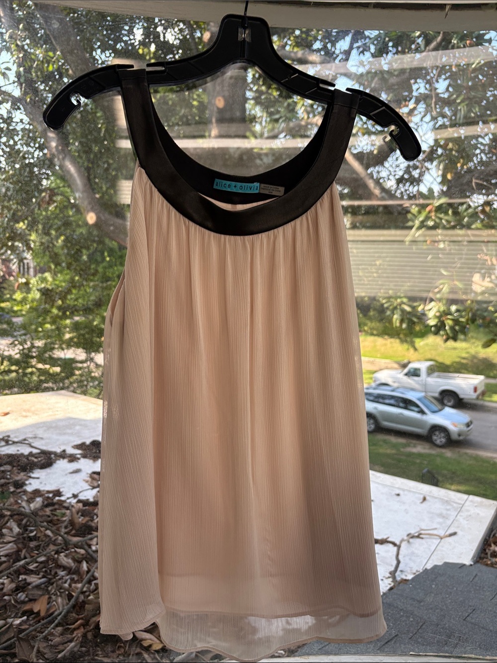 Alice + Olivia Cream Pleated Sleeveless Blouse with Black Collar